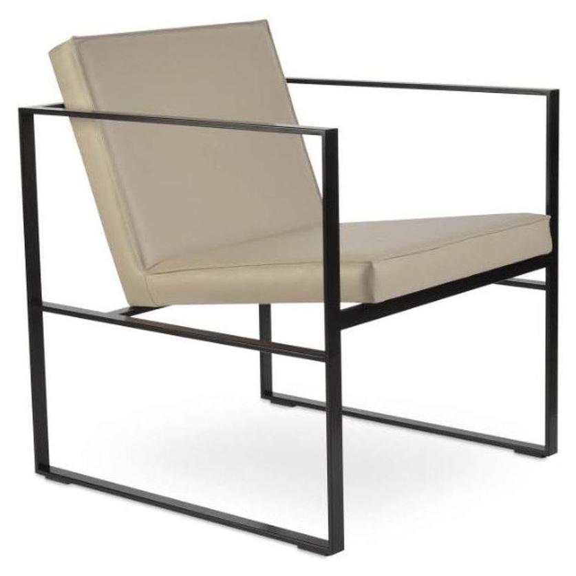 Sillón de metal con apoyabrazos