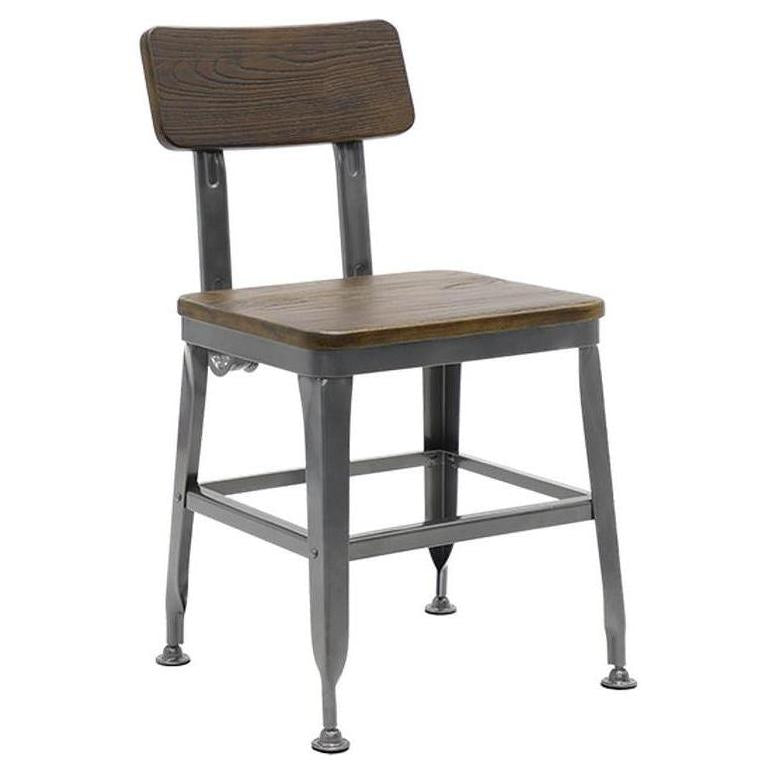 Chaise industrial de acero con acabado en gunmetal y asiento y respaldo de madera con acabado de nogal