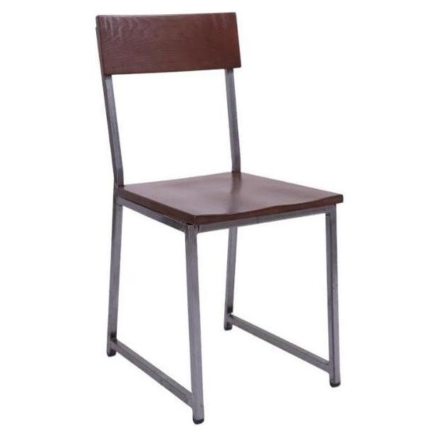 Chaise de metal con acabado transparente con asiento y respaldo de madera en tono nogal