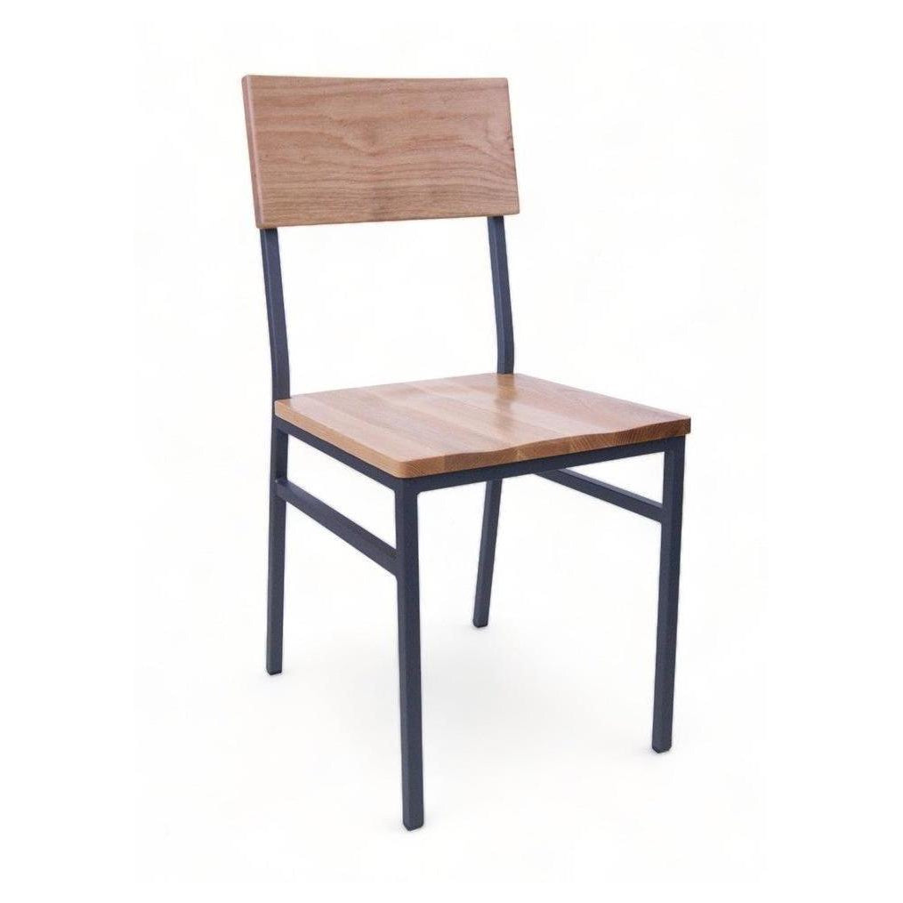 Chaise style industriel en chêne naturel avec structure métal gris foncé