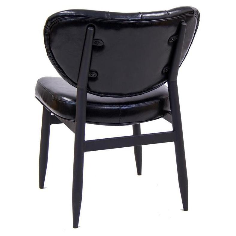 Chaise interior de metal con asiento de vinilo negro y respaldo acolchado.