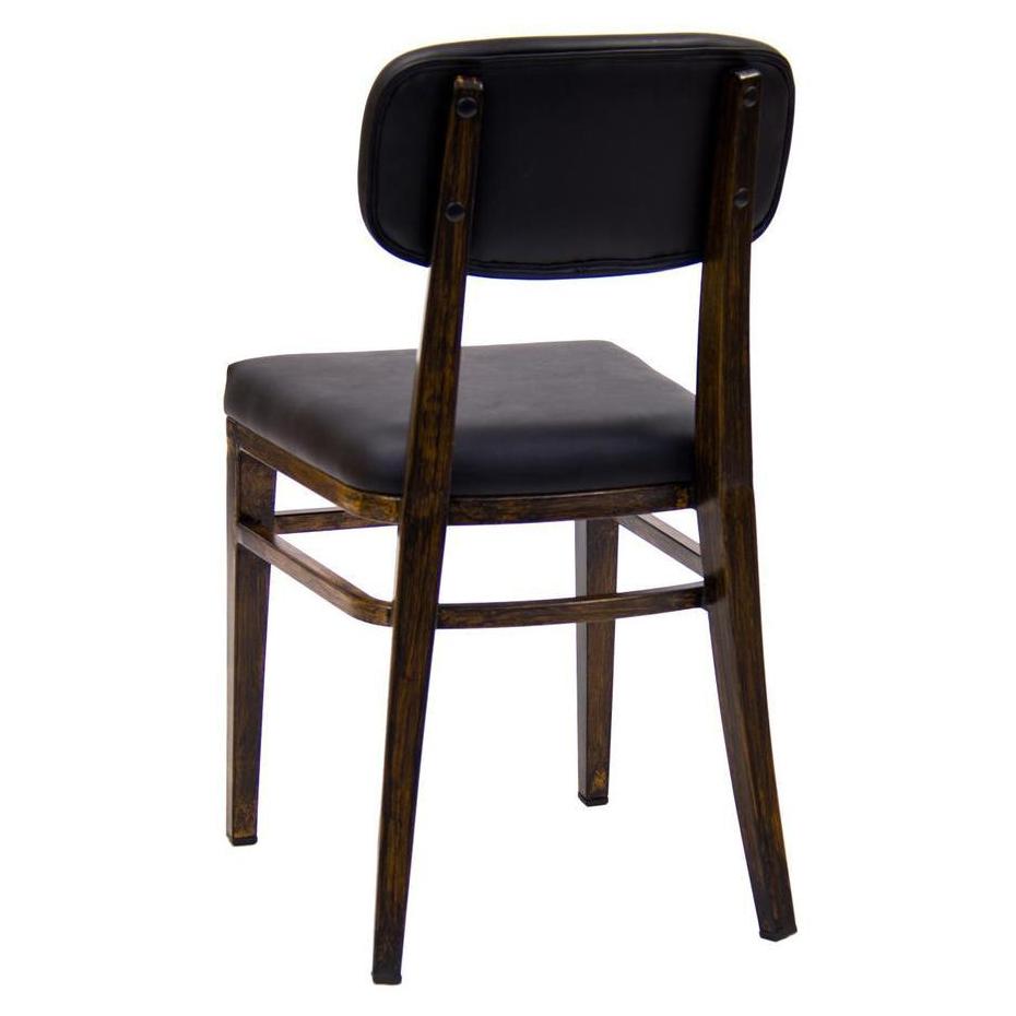 Chaise interior de metal con efecto madera, asiento de vinilo negro y respaldo abierto.
