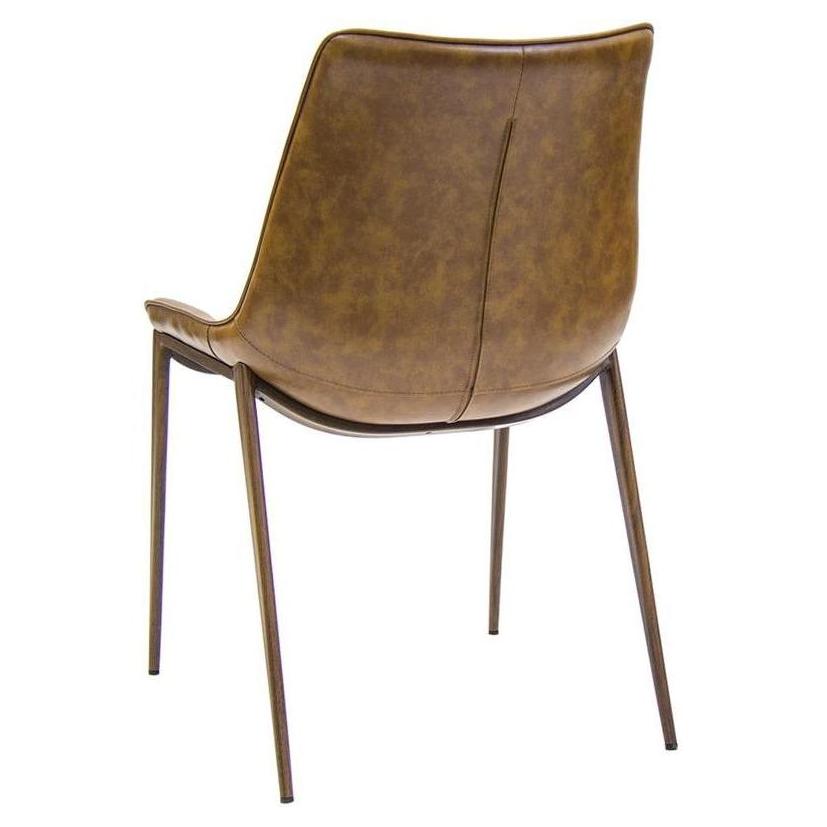 Chaise interior de metal con efecto madera con asiento y respaldo de vinilo marrón.