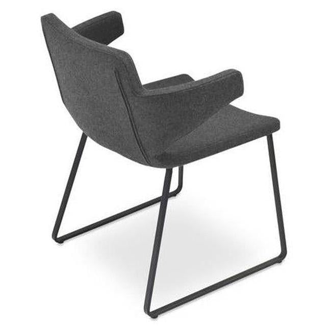 Fauteuil MONTENEGRO avec accoudoirs sur piétement traîneau