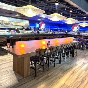 Chaise avec structure métal finition noyer clair et assise/dossier hêtre