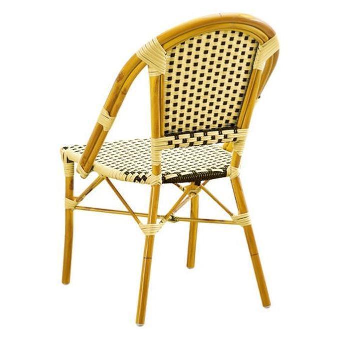 Chaise exterior de metal con acabado en miel con asiento y respaldo de poli-trenzado negro y crema