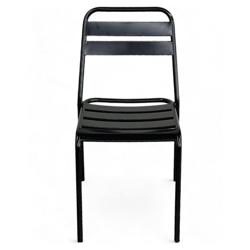 Chaise exterior apilable de metal negro con asiento y respaldo de listones.