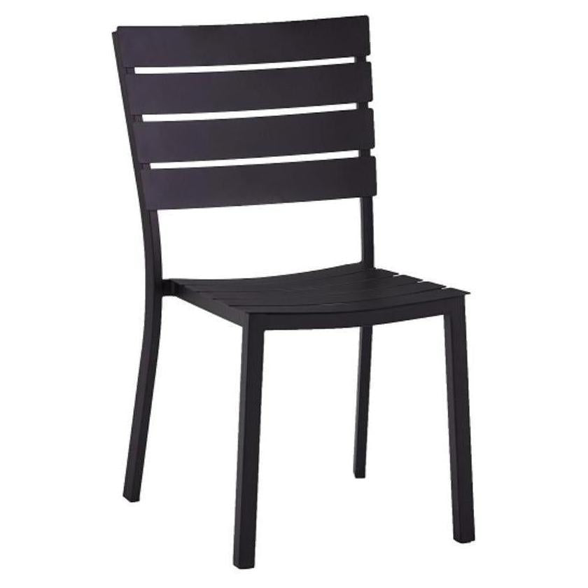 Chaise exterior de metal negro con respaldo en forma de escalera