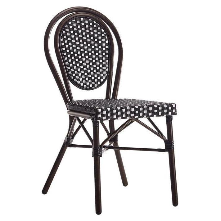 Chaise exterior de metal con asiento y respaldo de polirratán negro