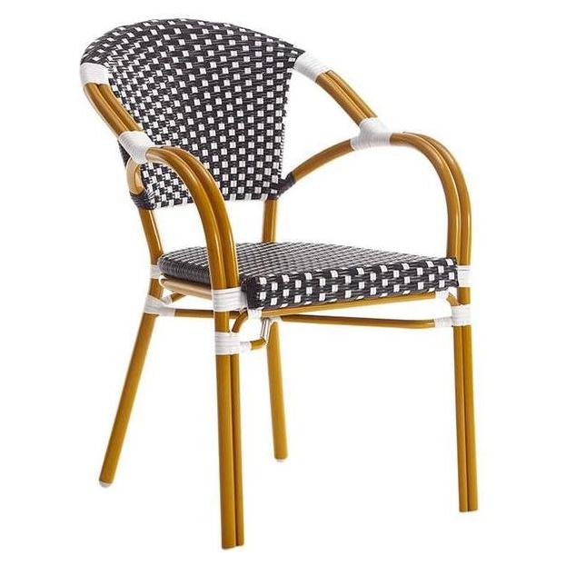 Sillón de exterior de metal con asiento y respaldo de polirratán