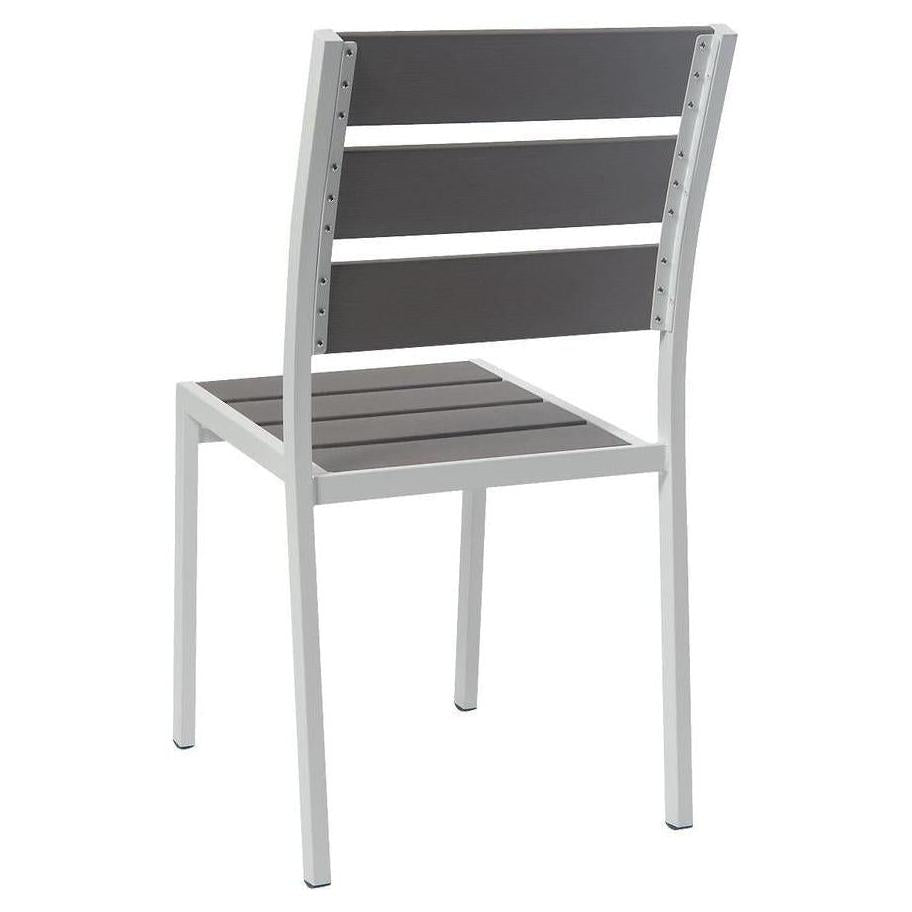 Chaise exterior de aluminio blanco termolacado con listones de imitación de teca gris.