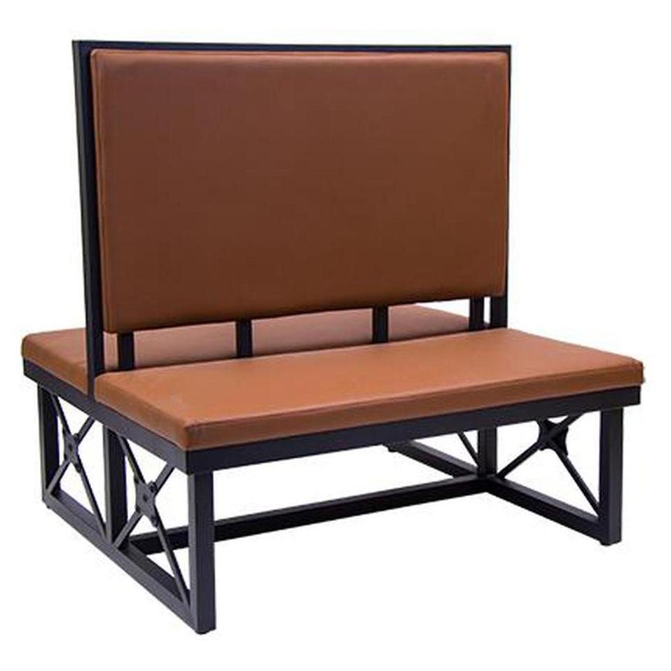 Bancos de restaurante modernos con estructura de metal negro y asiento/respaldo de vinilo marrón.