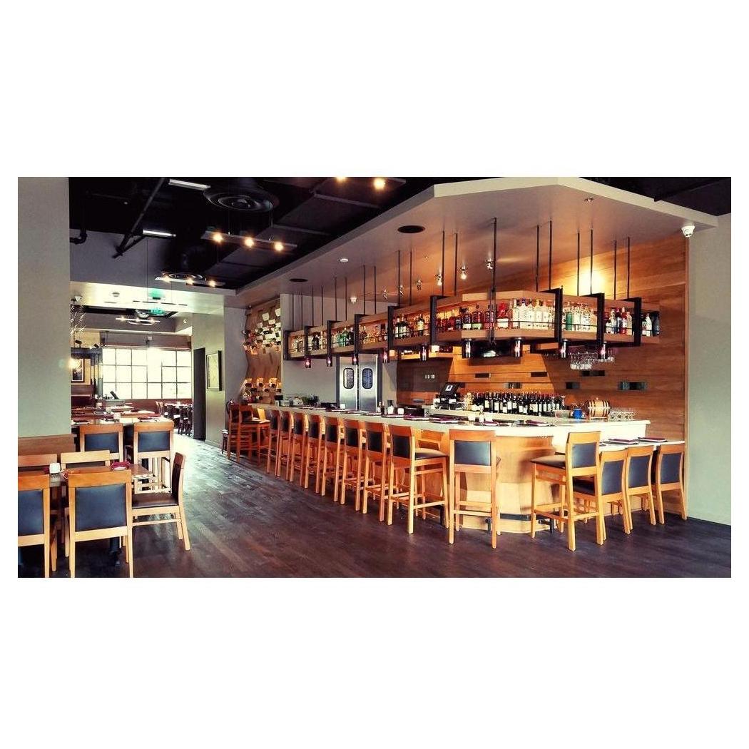 Taburete de bar de haya europea acolchado con respaldo ribeteado