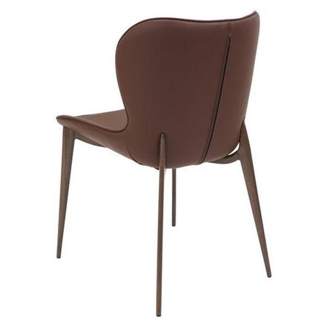 Chaise interior de metal con acabado de madera y asiento y respaldo de vinilo marrón.