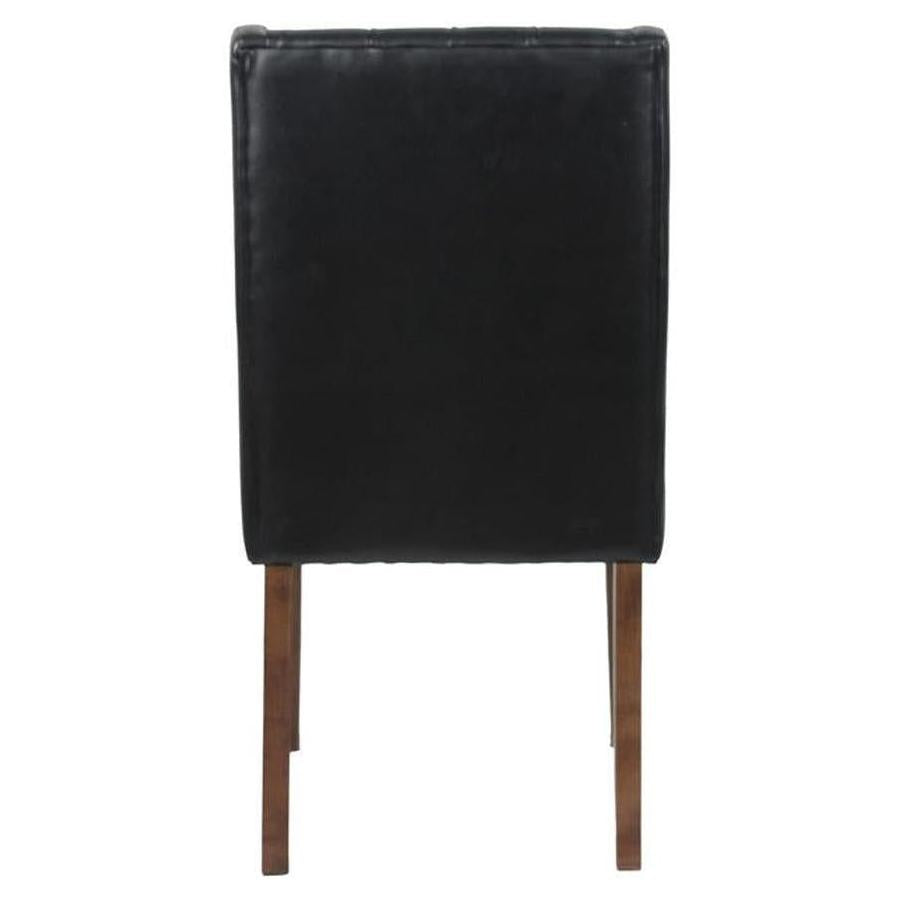 Chaise interior de roble tapizada con respaldo capitoné.