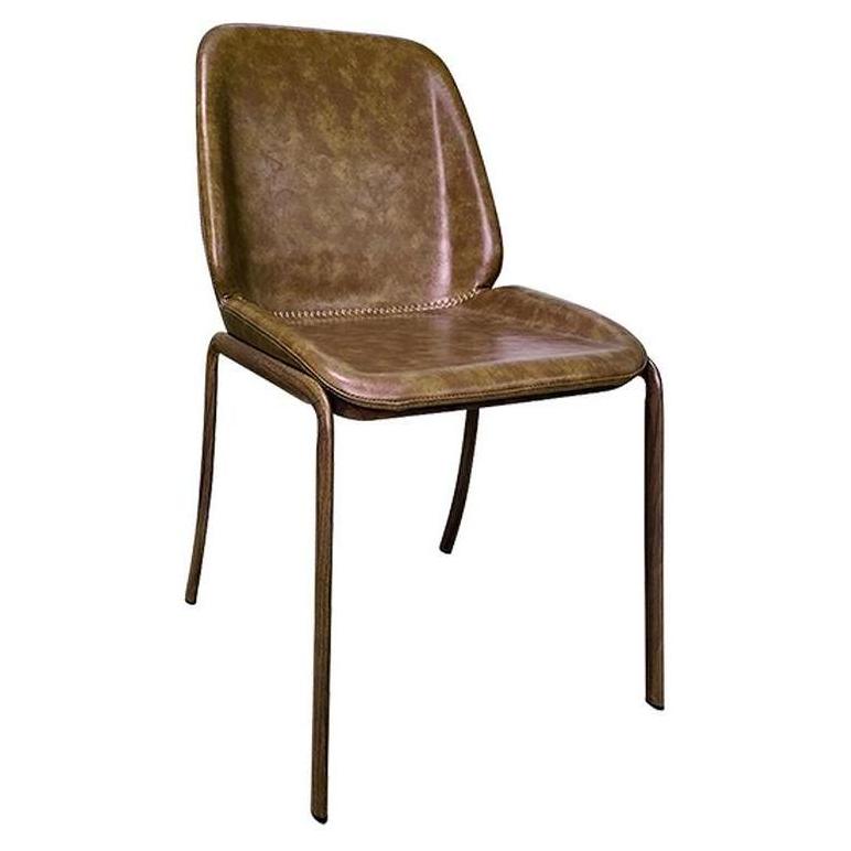 Chaise de acero con acabado de madera y revestimiento de vinilo marrón.