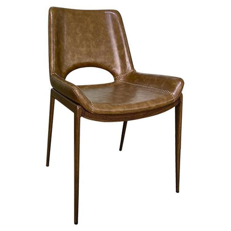 Chaise de acero con acabado de madera y revestimiento de vinilo marrón con costuras cruzadas.