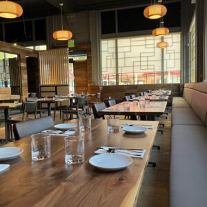 Tableros de mesa de nogal negro macizo con borde natural (live edge)