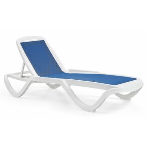 Transat Grundet empilable à structure en polypropylène blanc et assise en textilène bleu