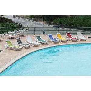 Chaise longue Grundet empilable en polypropylène avec assise en textilène, finition blanc et taupe