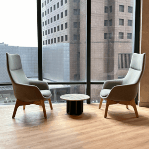 Fauteuil lounge Tempio dossier haut en tissu avec pouf