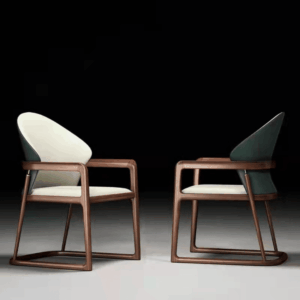 Chaise Beijing en madera maciza con apoyabrazos